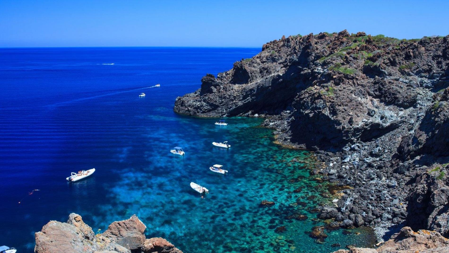 Pantelleria, tra mare ed escursioni in un'isola da sogno