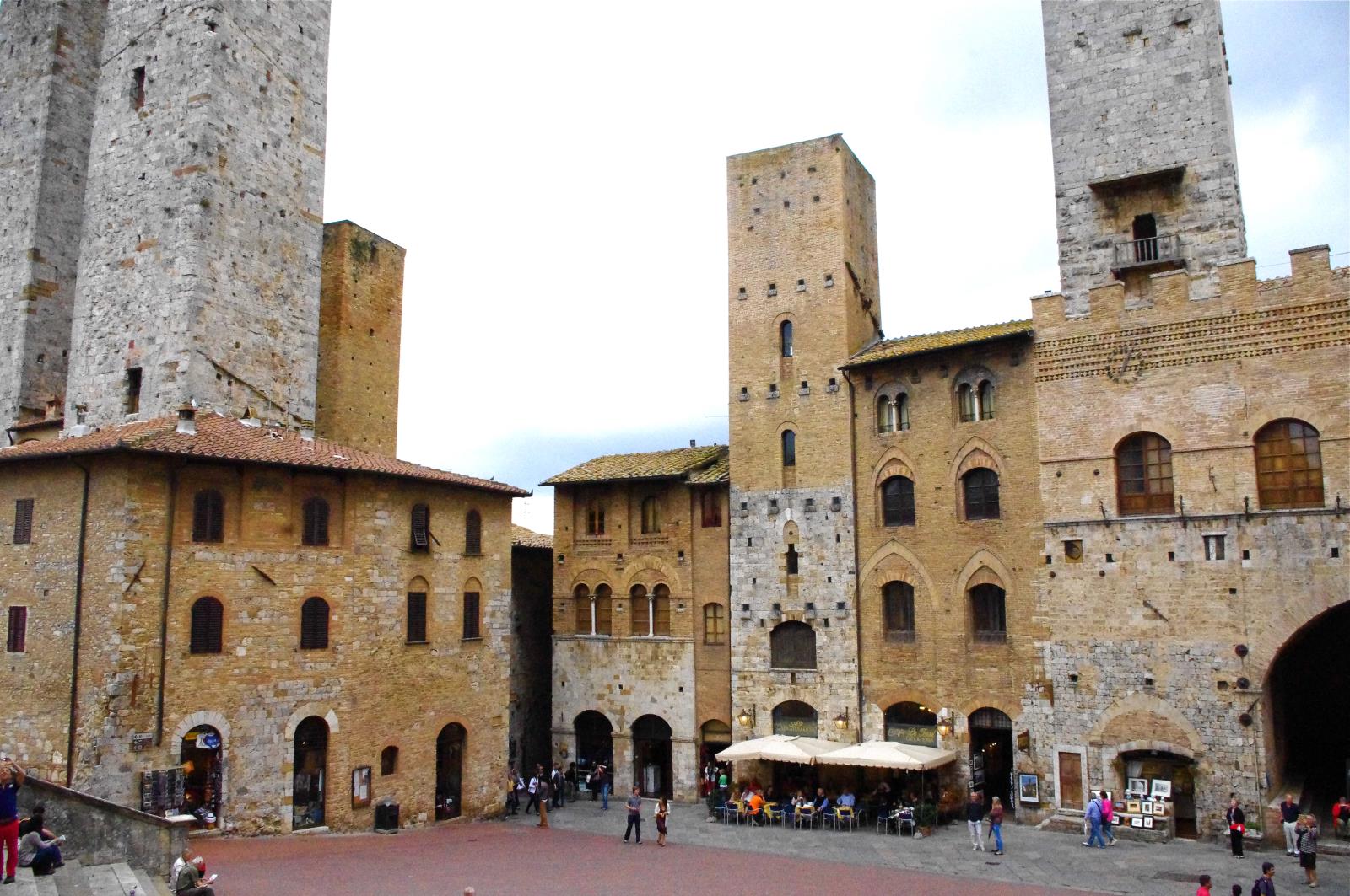 Lucca, San Gimignano, Larderello e Siena